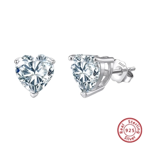 Détail des boucles d'oreilles cœur en argent 925 avec serti 3 griffes et zircon brillant