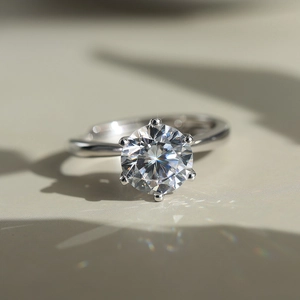 Elegant S925 sterling silver six-prong engagement ring with a brilliant round cut stone
