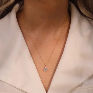 Gros plan d'un collier avec pendentif en zircone en forme de poire en argent plaqué or 14K