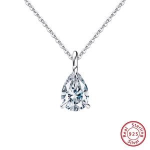 Vue macro du collier en argent sterling 925 avec pendentif en zircone en forme de poire