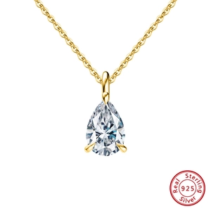 Détail du collier en argent 925 plaqué or 14K avec un pendentif zircon en forme de poire