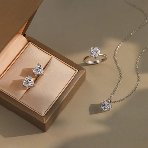 Détail de l'ensemble cœur en argent S925 avec collier, boucles d'oreilles et bague ajustable