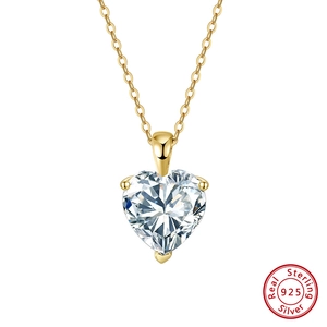 Détail macro du pendentif cœur en zircon sur chaîne en argent sterling 925 doré