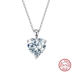 Détail du pendentif en forme de cœur en argent s925 et zircone cubique sur chaîne