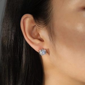 Vue détaillée d'une boucle d'oreille en argent 925 à quatre griffes sur l'oreille