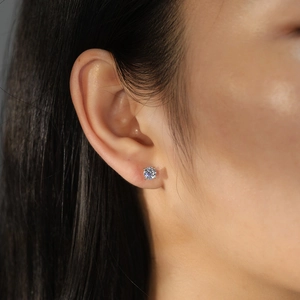 Gros plan d'une boucle d'oreille en argent S925 avec zircon 8A à coupe ronde