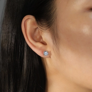 Gros plan d'une puce d'oreille en argent S925 doré avec zircon rond sur l'oreille