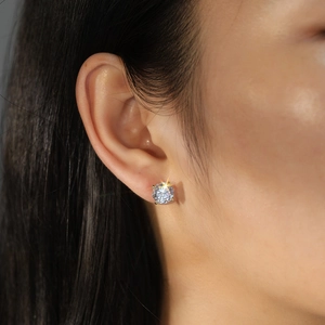 Gros plan sur un clou d'oreille en argent S925 avec zircon 8A brillant à quatre griffes