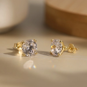 Vue macro de boucles d'oreilles en argent 925 avec zircons ronds et placage en or