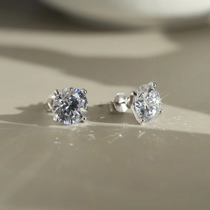 Gros plan de boucles d'oreilles en argent 925 avec zircon brillant serti de quatre griffes