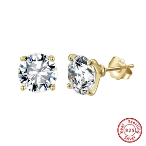 Vue détaillée de clous en argent S925 plaqué or avec zircons cubiques de coupe ronde