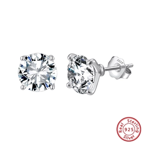 Vue macro de clous d'oreilles en argent 925 avec zircons ronds et sertissage à griffes