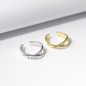 Minimalistische verstellbare Mobius-Doppelschichtringe aus Silber und Gold mit Hammerschlag