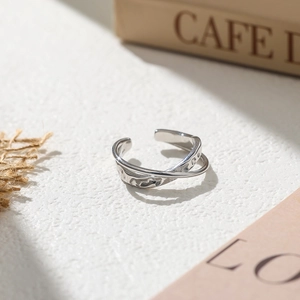 Minimalistischer Mobius Silberring mit Hammerschlag-Muster und offenem Design