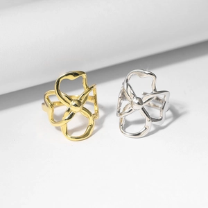 Polierte Gold- und Silberringe im Kleeblatt-Design mit minimalistischen Blumenmotiven