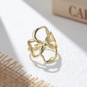 Makro-Detail des 14k vergoldeten Kleeblatt-Rings mit verstellbarem, offenem Design