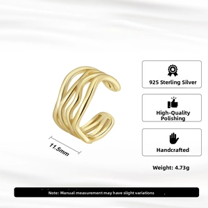 Makro-Detail des gewellten 925er Sterlingsilberrings mit 11,5 mm Breite und 4,73 g Gewicht