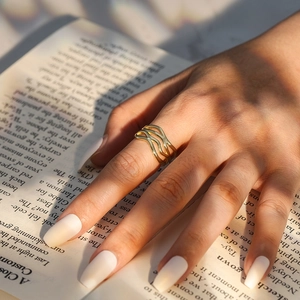 Minimalistischer s925 Silber Kreuzlinie Goldring für Damen getragen über Buch