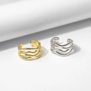 Minimalistische geometrische Wellenringe in 14k Gold und Silber mit poliertem Finish