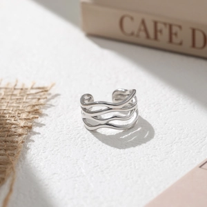 Verstellbarer Ring aus S925 Sterlingsilber mit minimalistischem Wellendesign