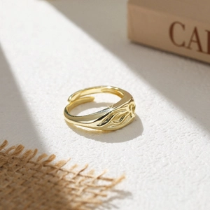 Makroaufnahme der 14k vergoldeten Rings mit unregelmäßiger Hammerschlagstruktur