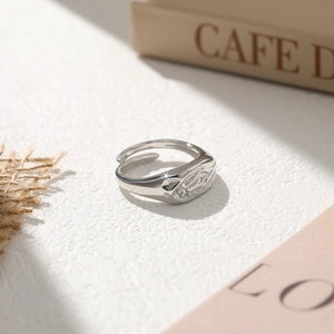 Verstellbarer Ring aus 925er Sterlingsilber mit geprägtem Flammenmuster und poliertem Finish