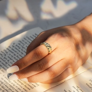 Minimalistischer 14k vergoldeter Wellenring mit Textur am Zeigefinger getragen