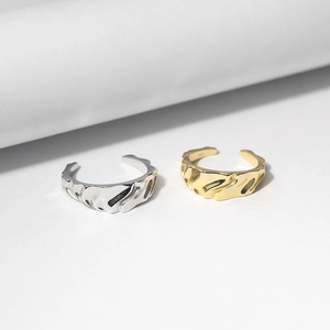 Unregelmäßige Ringe aus S925 Sterlingsilber mit Lava-Struktur in Gold und Silber-Optik