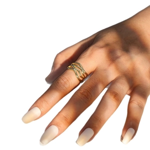 Dreilagiger gewellter Ring mit 14 Karat Goldbeschichtung im geometrischen Minimal-Stil