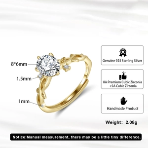 Détail du poinçon S925 sur bague en argent avec zircon cubique ovale et motif vigne