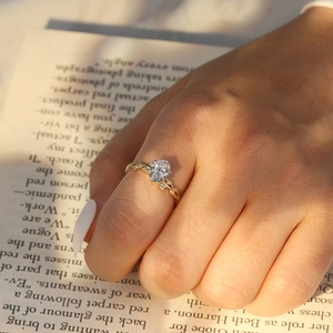 Bague raffinée en argent 925 avec zircons croisés et pierre ovale sur anneau doré