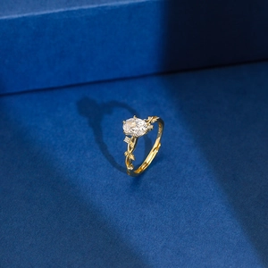 Vue macro de la bague en argent S925 avec zircon ovale et détails de feuilles