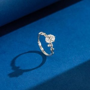 Bague raffinée en argent 925 avec zircon ovale et design de vigne naturelle