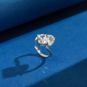 S925 silver ring featuring emerald and pear cut crystals on a dark blue surface