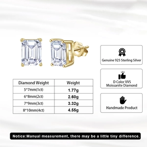 Λεπτομερής προβολή σκουλαρίκια Moissanite emerald-cut με σφραγίδα S925 και προδιαγραφές μεγέθους