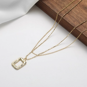 Zweilagige goldene S925 Silberhalskette mit strukturiertem geometrischem Lava-Anhänger