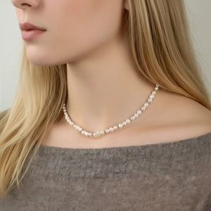 Collier de perles d'eau douce baroques françaises avec perles intercalaires sur mannequin
