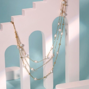 Collier multi-rangs avec perles d'eau douce et perles dorées sur chaînes superposées