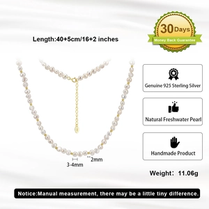 Gros plan d'un collier de perles d'eau douce 3-4mm avec perles en argent 925