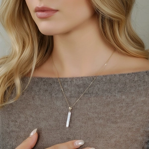 Minimalistische S925 Silberkette mit Goldkette und Barockperlenanhänger an einem Modell