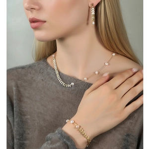Elegant 925 sterling silver wheat leaf jewelry set with pearls worn by a model