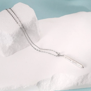 Minimalistische S925 Silberhalskette mit natürlicher Barockperle auf weißem Stein