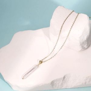 Minimalistische S925 Silberkette mit Barockperle an einer feinen goldenen Kette
