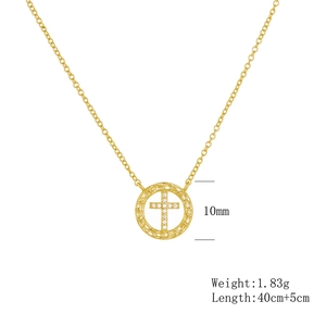 Dettaglio della collana d'oro con anello martellato e ciondolo a croce di diamanti