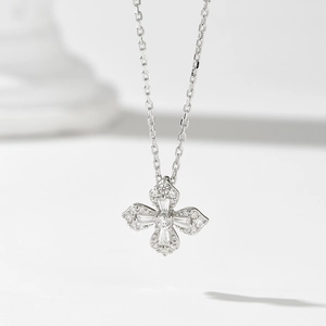 Collier trèfle à quatre feuilles en argent 925 avec zircons sertis au style luxueux