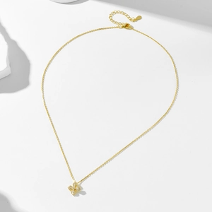 Détail du collier trèfle à quatre feuilles doré avec cristaux de zircone micro-pavés