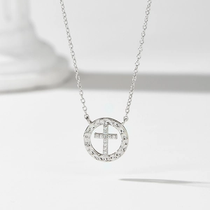 Collana in argento sterling 925 con croce rotonda, zirconi e finitura martellata