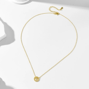 Dettaglio della collana in argento 925 dorato con croce in zirconi e chiusura a moschettone