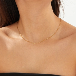 Collier minimaliste en argent S925 plaqué or 18K porté par un mannequin de mode