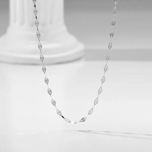 Collier en argent sterling S925 avec maillons en forme de feuilles sur colonne blanche